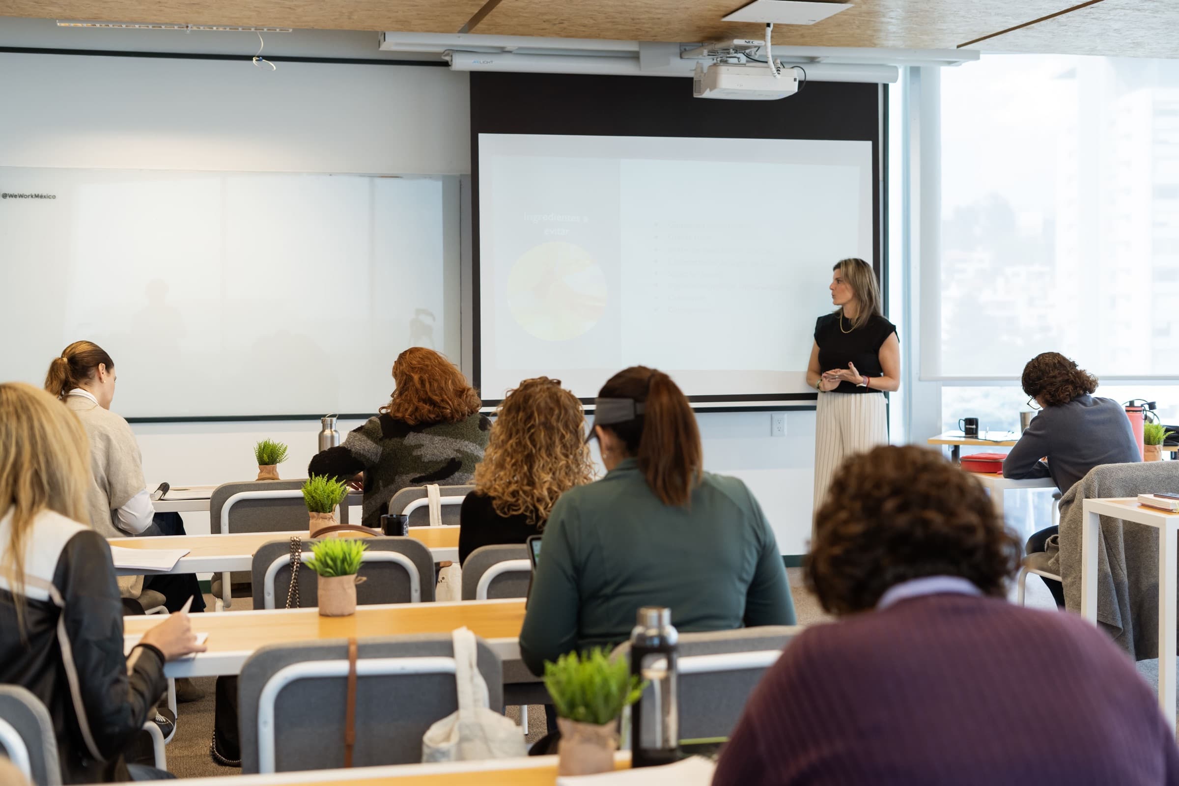 Monica Strauss impartiendo clase