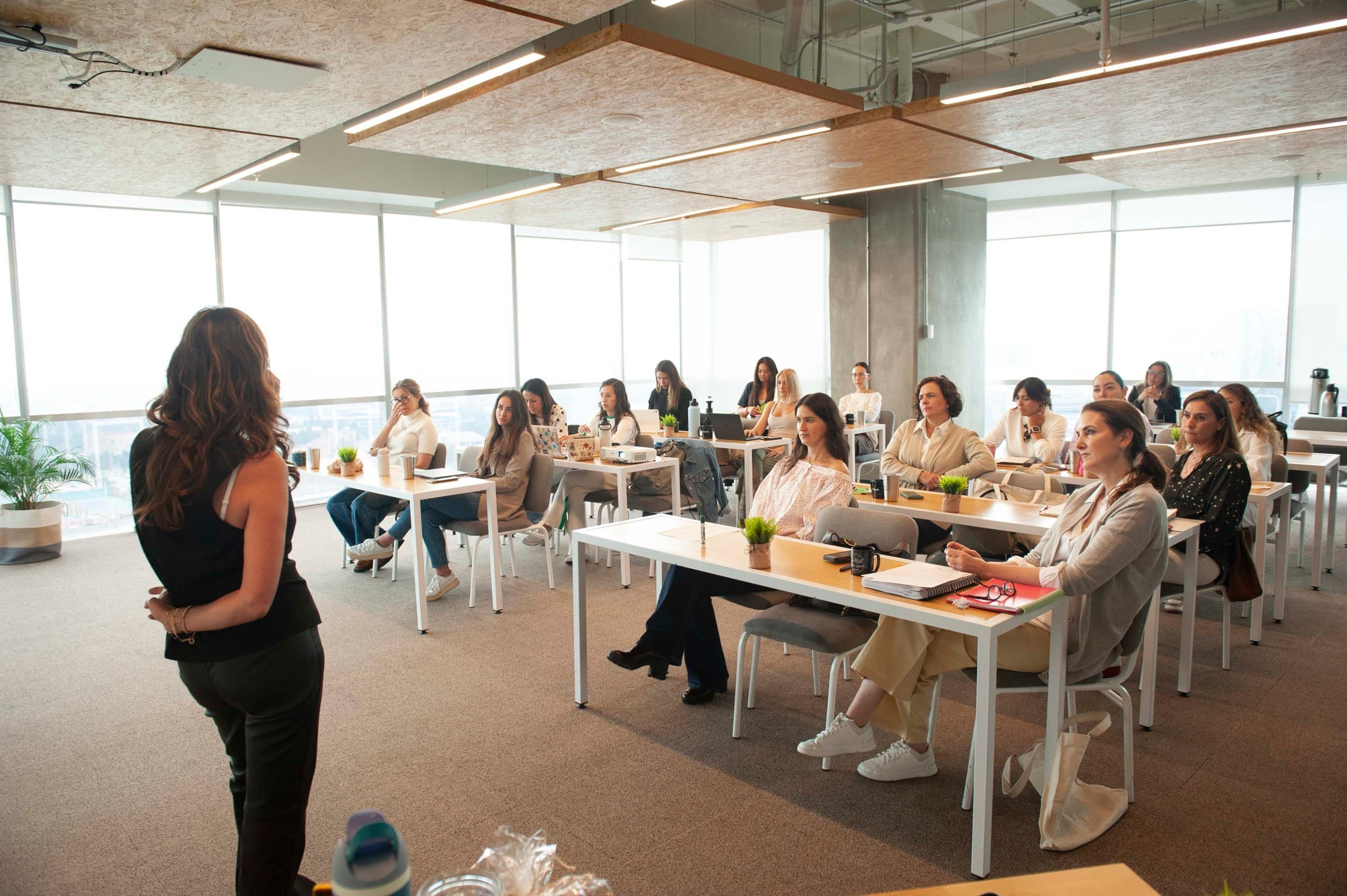 Monica Strauss impartiendo clase a un grupo de alumnas